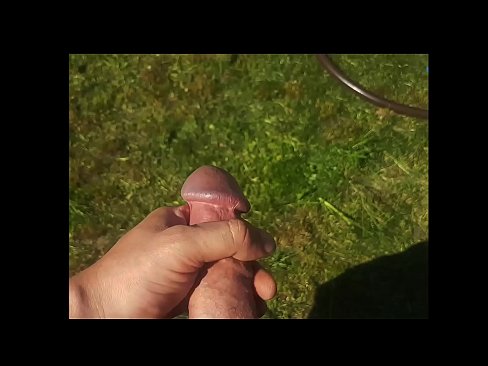 ❤️ Horúca kočka si nechá jebnúť ružovú kundičku a vystrieka sa so squirtom v letnej záhrade ☑ Domáce porno na nás ❤