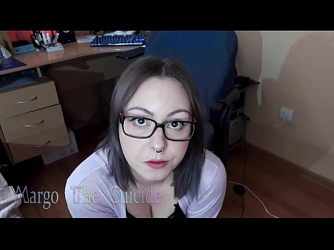❤️ Sexy dievča s okuliarmi hlboko fajčí vibrátor na kameru ☑ Domáce porno na nás ❤